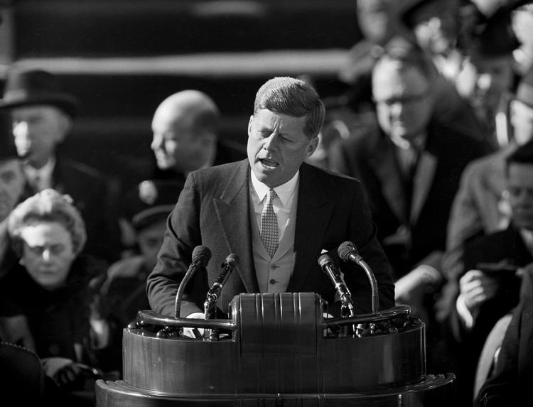 USA's hidtil yngste præsident, John F. Kennedy, under indsættelstalen 20. januar 1961. Dele af talen er gået over i historien, men præsidentens politiske indsats med en blanding af succeser og fiaskoer er omdiskuteret. Han blev offer for et attentat i Dallas i 1963. Foto: Uncredited/Ritzau Scanpix
