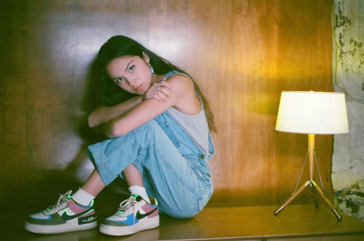 Tidens mest populære hit på Spotify er Olivia Rodrigos 'Driver's License', der topper listerne over hele verden.  