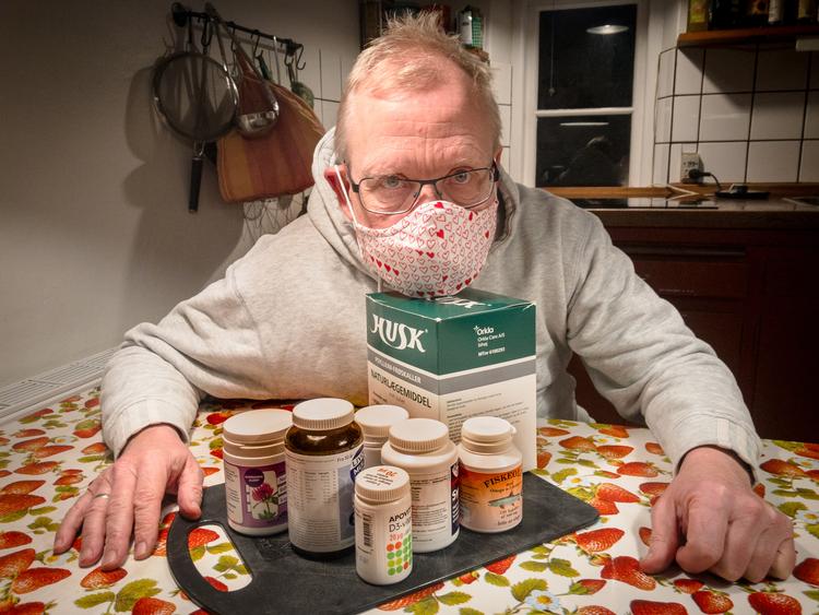 Det skal til for at holde en midaldrende journalist kørende i vore dage. Bemærk, koncern-mundbind med Politiken-hjerter. Æstetik og sundhed går hånd i hånd. Foto: Kirsten Skylv