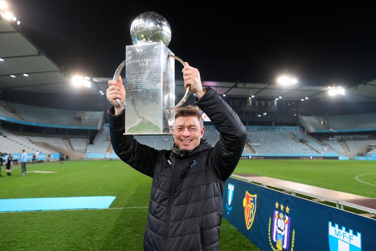 I sin første sæson som træner i Malmö FF endte Jon Dahl Tomasson  med en mesterskabspokal. Som spiller blev han hollandsk mester med Feyenoord i 1999 og italiensk mester med AC Milan i 2004. I 2006 spillede Jon Dahl Tomasson 4 kampe for VfB Stuttgart, inden han blev udlejet til Villarreal og dermed ikke var med til at fejre sin tyske klubs mesterskab i 2007. Foto: 10600 Andreas Hillergren/tt/Ritzau Scanpix