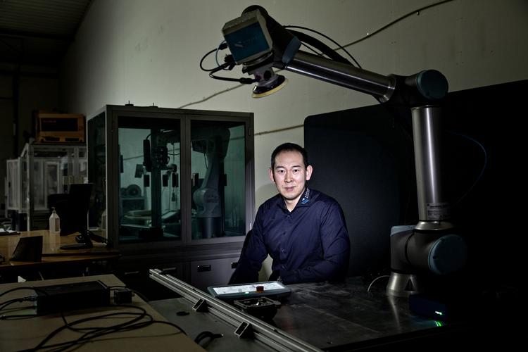 Leo Zhou er født i Kina, men opvokset i Danmark. Nu udvikler han robotter til det enorme kinesiske marked fra hovedkvarteret i Odense. Foto: Jacob Ehrbahn/Jacob Ehrbahn