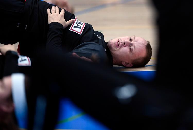 Hvis andre bare gør det godt, har Morten Olsen ikke noget imod at sidde – eller ligge – udenfor. Foto: Lars Poulsen