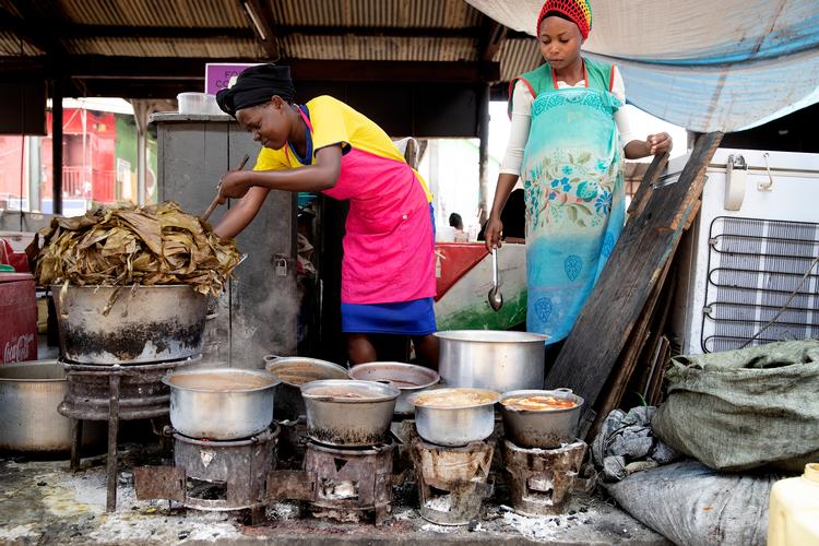 Uganda er et af de 12 såkaldte prioritetslande, når det gælder bistand. Her laves der mad på gademarkedet Bugolobi i Kampala. Foto: Peter Hove Olesen/POLFOTO