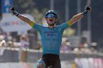 Jublen fik frit løb, da Jakob Fuglsang krydsede målstregen i Como som vinder af klassikeren Il Lombardia. Foto: Rcs Sport. 