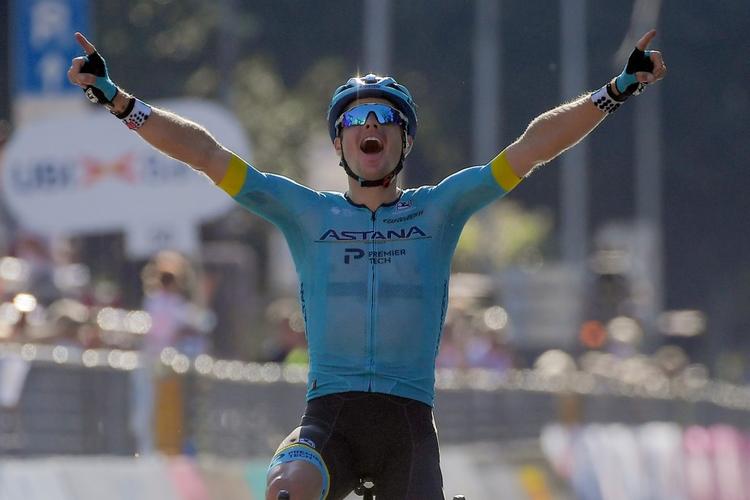 Jublen fik frit løb, da Jakob Fuglsang krydsede målstregen i Como som vinder af klassikeren Il Lombardia. Foto: Rcs Sport. 