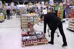 Almindelige forretninger, der eksempelvis sælger legetøj eller byggematerialer, skal holde lukket. Men hypermarkeder som Bilka kan fortsat sælge den slags, fordi de er registreret som dagligvareforhandlere. (arkivfoto) Foto: Jens Dresling/POLFOTO