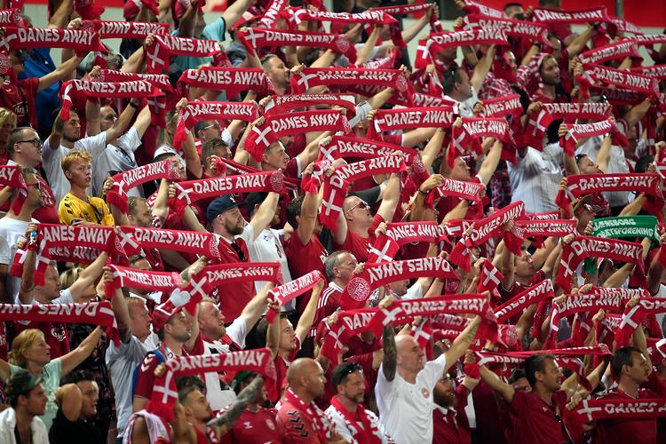 De danske roligans ved EM-kvalifikations Gibraltar, september 2019. Dengang, hvor det stadig hvor muligt at stå sammen i en stor flok og juble, huje og synge. Foto: Lars Poulsen/POLFOTO