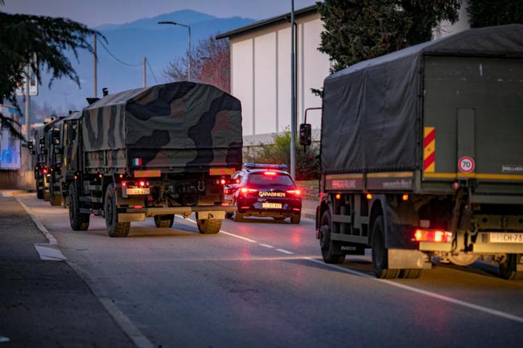   Det var ikke mindst billederne af militærlastbiler, der kørte lig væk fra hospitalerne i Italien, der fik coronakrisens alvor til at gå op for befolkningerne i de øvrige europæiske lande. (arkiv) Foto: Handout/Ritzau Scanpix