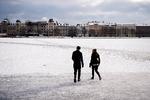 Poltiiet advarer danskerne om at bevæge sig ud på tynd is. Det har folk gjort flere steder i landet og det er farligt. Billedet er fra Søerne i København nogle år tilbage. Foto: Philip Davali/POLFOTO