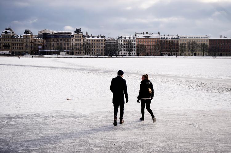 Poltiiet advarer danskerne om at bevæge sig ud på tynd is. Det har folk gjort flere steder i landet og det er farligt. Billedet er fra Søerne i København nogle år tilbage. Foto: Philip Davali/POLFOTO