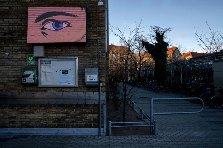 Sidste år udkom tegneserien ‘Døden’, og det er herfra, Halfdan Pisket henter hovedparten af de tegninger, som nu vises på syv skærme ophængt på ydermurene i Lundtoftegade. Foto: Mads Nissen