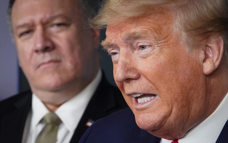Udenrigsminister Mike Pompeo lytter, mens præsident Donald Trump taler om corona-epidemien i april i år. Han er til det sidste loyal over for Trump og menes at drømme om selv at blive præsident i 2024.  Foto: Mandel Ngan/Ritzau Scanpix