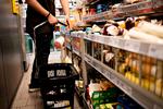 Ved hjælp af mærkningsordninger kan vi forbrugere gennemskue, om vores fødevarer har et højt fiberindhold, er økologiske eller bæredygtigt fisket. Men vi mangler et mærke, der viser, hvor stor forskel der er på varernes klimaaftryk.  Foto: Philip Davali/Philip Davali