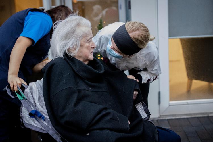 To plejehjem i København er ramt af den britiske variant af coronavirus. Her er det et arkivfoto af en beboer på et plejehjem på Nørrebro, der i juledagene fik besøg af sit barnebarn. .
  Foto: Jesper Houborg/POLFOTO