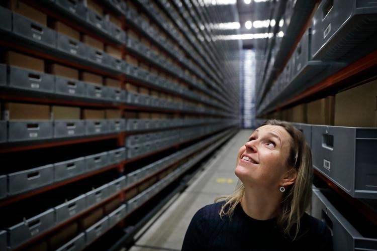 Der er blevet travlt i Rigsarkivet efter nytår. På billedet ses rigsarkivar Anne-Sofie Jensen i højlagermagasinerne på Kalvebod Brygge i København.  Foto: Jens Dresling/POLFOTO