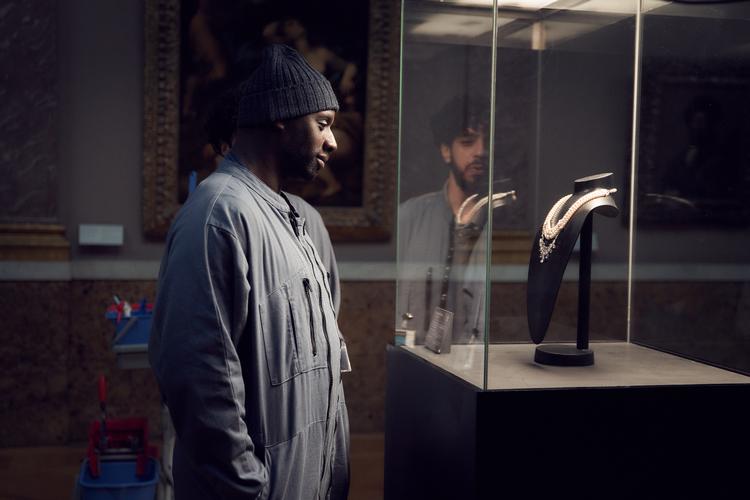 Få kan bære en hue med samme elegance og panache som Omar Sy i rollen som den moderne Arsene Lupin.  Foto: Netflix