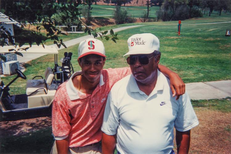 Tiger Woods og hans far Earl, hvis udenomsægteskabelige privatliv verdensoffentligheden nu også er behørigt indviet i.   Foto: HBO Nordic