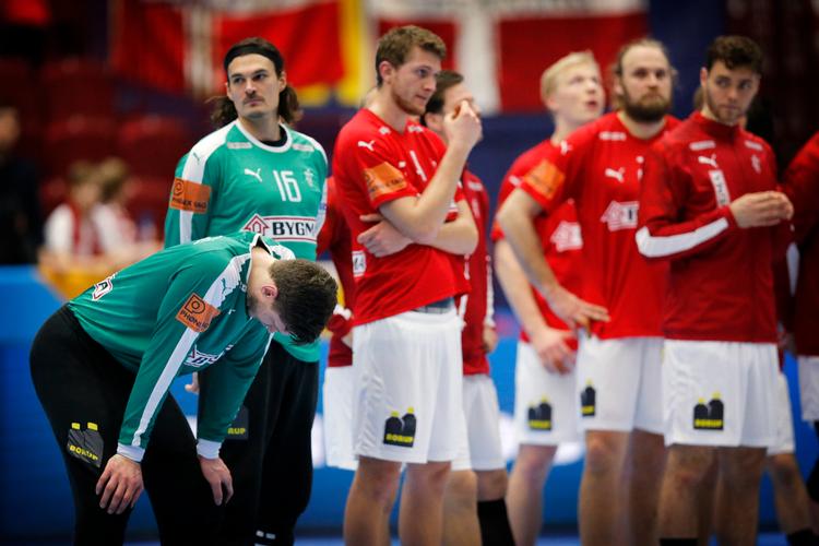 Anfører Niklas Landin (tv.) og andre skuffede danske spiller efter EM-nedturen i Malmø sidste år. Landsholdet har lært af de fejl, der blev begået dengang.  Foto: Jens Dresling/POLFOTO