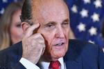 Trumps personlige advokat, Rudy Giuliani, bliver undersøgt af New Yorks magtfulde advokatforening, som vil overveje at smide ham ud.  Samtidig kommer han ikke til at forsvare Trump ved den rigsretssag, der venter. (Photo by MANDEL NGAN / AFP)   Foto: Mandel Ngan/Ritzau Scanpix