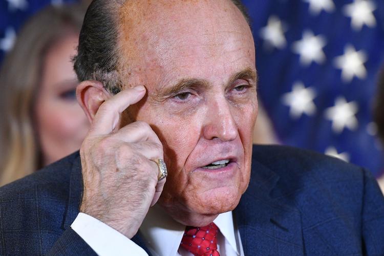 Trumps personlige advokat, Rudy Giuliani, bliver undersøgt af New Yorks magtfulde advokatforening, som vil overveje at smide ham ud.  Samtidig kommer han ikke til at forsvare Trump ved den rigsretssag, der venter. (Photo by MANDEL NGAN / AFP)   Foto: Mandel Ngan/Ritzau Scanpix