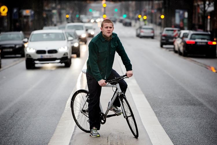 Køreskoleelev Bertram på 19 år manglede kun en prøve - så blev alt aflyst. Så han må fortsætte med at køre på sin cykel.   Foto: Martin Lehmann