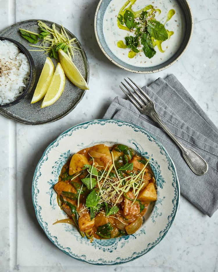 En grøntsagscurry er en nem, grøn og smagsuld hverdagsret, der kan varieres i det uendelige. Foto: Lene Samsø