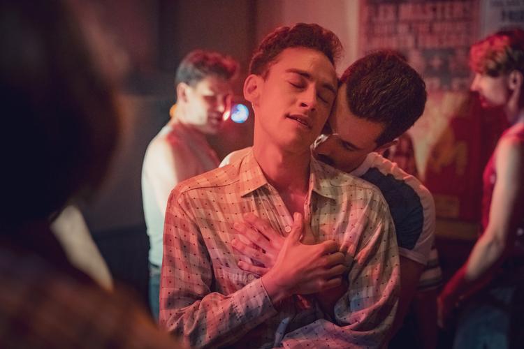 Historien begynder i 1981, da den aspirerende skuespiller Ritchie (Olly Alexander) ankommer til London og møder de mennesker, der skal blive hans selvvalgte familie i queer-bofællesskabet Pink Palace.    Foto: Ben Blackall