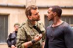 Pilou Asbæk er som superskurken Viktor Koval med i en kort optræden med psykopatøjne og et ondt hvidt grin. Her i intensiv samtale med androiden Leo (Anthony Mackie). Foto: Jonathan Prime/Netflix