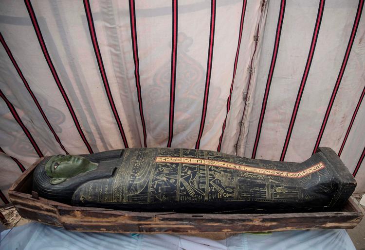 En af de omkring 3.000 år gamle sarkofager, som er fundet 10-12 meter under jorden i Sakkara sydvest for Kairo. Foto: Khaled Desouki/Ritzau Scanpix