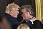     Donald Trump og Steve Bannon kørte parløb, indtil Bannon i 2017 blev fyret efter interne stridigheder. Nu har Trump så benådet sin gamle ven, der var tiltalt i en svindelsag. Foto: Mandel Ngan/Ritzau Scanpix