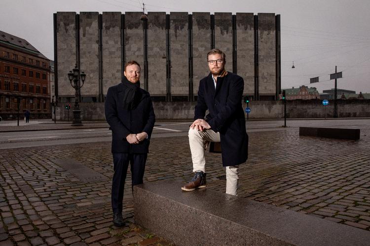 GÆLDSSPØGELSER. Der er ingen grund til at frygte for Danmarks økonomi under coronakrisen. Vi bør faktisk bruge
flere penge for at holde virksomhederne og forbruget i gang, lyder det fra bankøkonomerne Mikal Olai Milhøj (tv.)
og Andreas Steno Larsen. Foto Jacob Ehrbahn