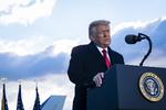 JOINT BASE ANDREWS, MARYLAND - JANUARY 20: President Donald Trump speaks to supporters at Joint Base Andrews before boarding Air Force One for his last time as President on January 20, 2021 in Joint Base Andrews, Maryland. Trump, the first president in more than 150 years to refuse to attend his successor's inauguration, is expected to spend the final minutes of his presidency at his Mar-a-Lago estate in Florida. Pete Marovich - Pool/Getty Images/AFP == FOR NEWSPAPERS, INTERNET, TELCOS &amp; TELEVISION USE ONLY == Foto: Pool/Ritzau Scanpix