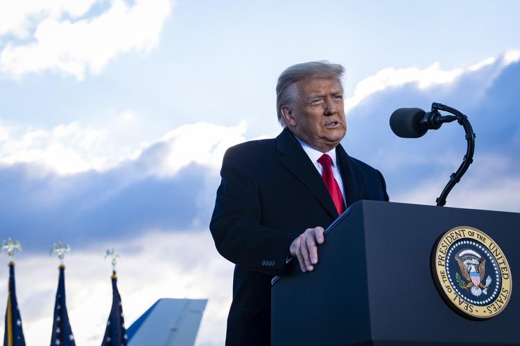 JOINT BASE ANDREWS, MARYLAND - JANUARY 20: President Donald Trump speaks to supporters at Joint Base Andrews before boarding Air Force One for his last time as President on January 20, 2021 in Joint Base Andrews, Maryland. Trump, the first president in more than 150 years to refuse to attend his successor's inauguration, is expected to spend the final minutes of his presidency at his Mar-a-Lago estate in Florida. Pete Marovich - Pool/Getty Images/AFP == FOR NEWSPAPERS, INTERNET, TELCOS &amp; TELEVISION USE ONLY == Foto: Pool/Ritzau Scanpix