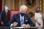     WASHINGTON, DC - JANUARY 20: US President Joe Biden signs three documents including an Inauguration declaration, cabinet nominations and sub-cabinet noinations in the Presidents Room at the US Capitol after the inauguration ceremony to making Biden the 46th President of the United States on January 20, 2021 in Washington, DC. During today's inauguration ceremony Joe Biden becomes the 46th president of the United States. Jim Lo Scalzo-Pool/Getty Images/AFP == FOR NEWSPAPERS, INTERNET, TELCOS &amp; TELEVISION USE ONLY ==   Foto: Pool/Ritzau Scanpix