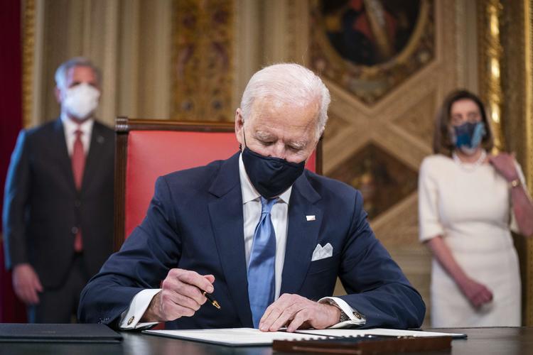     WASHINGTON, DC - JANUARY 20: US President Joe Biden signs three documents including an Inauguration declaration, cabinet nominations and sub-cabinet noinations in the Presidents Room at the US Capitol after the inauguration ceremony to making Biden the 46th President of the United States on January 20, 2021 in Washington, DC. During today's inauguration ceremony Joe Biden becomes the 46th president of the United States. Jim Lo Scalzo-Pool/Getty Images/AFP == FOR NEWSPAPERS, INTERNET, TELCOS &amp; TELEVISION USE ONLY ==   Foto: Pool/Ritzau Scanpix