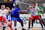 DR Congos Gauthier Mvumbi i duel med Danmarks Mads Mensah. Arkivfoto Jonas Ekströmer/Ritzau Scanpix