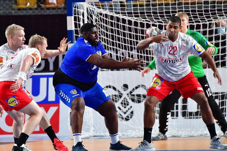 DR Congos Gauthier Mvumbi i duel med Danmarks Mads Mensah. Arkivfoto Jonas Ekströmer/Ritzau Scanpix