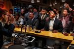 Mens han endnu hed Cassius Clay, kunne mesterbokseren fejre sit verdensmesterskab. Manden med kameraet er vennen Malcolm X. Foto: Amazon Studios