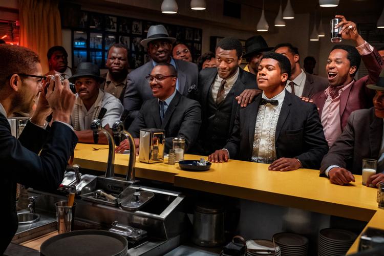 Mens han endnu hed Cassius Clay, kunne mesterbokseren fejre sit verdensmesterskab. Manden med kameraet er vennen Malcolm X. Foto: Amazon Studios