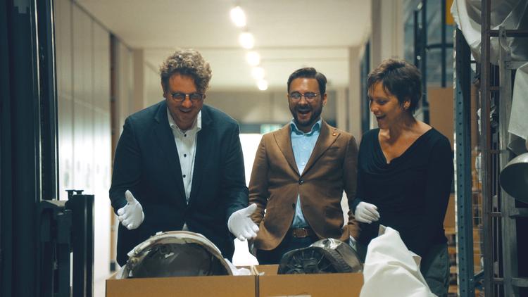 Frederik Cillus (her med størst begejstring) kunne virkelig godt tænke sig at se resterne af Hovsamissilet. Og det har de faktisk på lager hos Museum Vestsjælland.  Foto: Claus Rosenløv/DR/Claus Rosenløv/DR