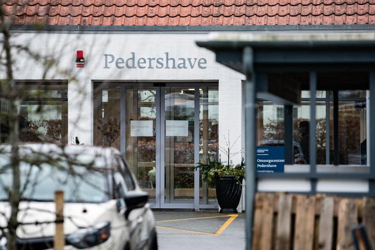    På Omsorgscenter Pedershave i Frederikssund havde foreløbig syv personer torsdag mistet livet efter et nyligt udbrud af coronavirus. (Foto: Emil Helms/Ritzau Scanpix)   Foto: Emil Helms/Ritzau Scanpix