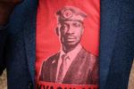 Fra en T-shirt på brystet af en af sine tilhængere kigger Bobi Wine ud mod verden med fast blik og sin karakteristiske røde baret. Foto: Yasuyoshi Chiba/Ritzau Scanpix