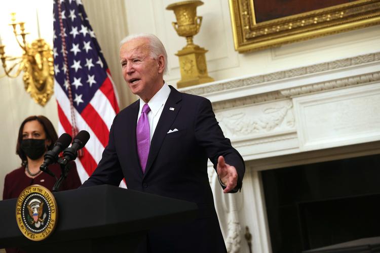     WASHINGTON, DC - JANUARY 21: U.S. President Joe Biden speaks as Vice President Kamala Harris looks on during an event at the State Dining Room of the White House January 21, 2021 in Washington, DC. President Biden delivered remarks on his administration's COVID-19 response, and signed executive orders and other presidential actions. Alex Wong/Getty Images/AFP == FOR NEWSPAPERS, INTERNET, TELCOS &amp; TELEVISION USE ONLY ==   Foto: Alex Wong/Ritzau Scanpix