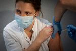     Det er mest af praktiske årsager, at vaccinationer ofte gives i skulderen eller nakken. Foto: Mads Nissen/POLFOTO