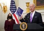 Joe Biden med den 198 lange coronahandleplan, som skal sikre at USA kommer godt igennem pandemien.  Foto: Mandel Ngan/Ritzau Scanpix