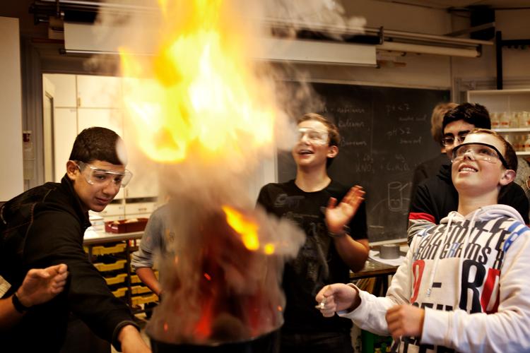 Fysikforsøg er ikke til at gennemføre via Zoom. Det giver problemer for de naturvidenskabelige gymnasieelever, der går glip af vigtig undervisning på grund af nedlukningen. Arkivfoto fra en fysiktime. Foto: Mathias Christensen/POLFOTO