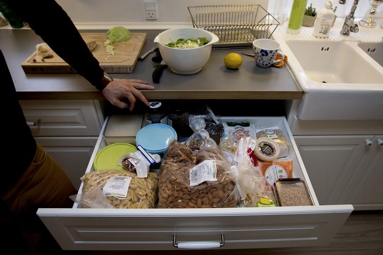 Med et budget tvinger du dig selv til at tage stilling til, hvor meget af din indtægt, du kan og vil forbruge., f.eks på mad. Foto: Finn Frandsen/POLFOTO