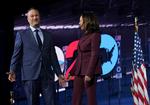   Douglas Emhoff, gift med Kamala Harris,  er nu USA's andenherre. Han har fået nyt arbejde i et advokatfirma, der ligger tæt på Det Hvide Hus.
 Foto: Kevin Lamarque/Ritzau Scanpix