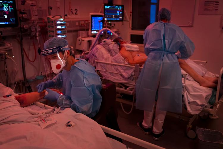 På hospitalerne kan de ansatte stadig ikke slappe af. Mange er stadig indlagt og kræver behandling både om dagen og om natten som her på Sjællands Universitetshospital i Køge. (arkivfoto) Foto: Mads Nissen/POLFOTO