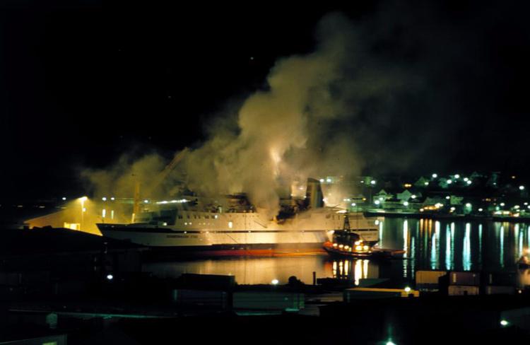 Endnu en stor brand brød ud på Scandinavian Star, da skibet var blevet slæbt ind til kajen i den svenske by Lysekil i april 1990. Foto: Jens Dige/POLFOTO